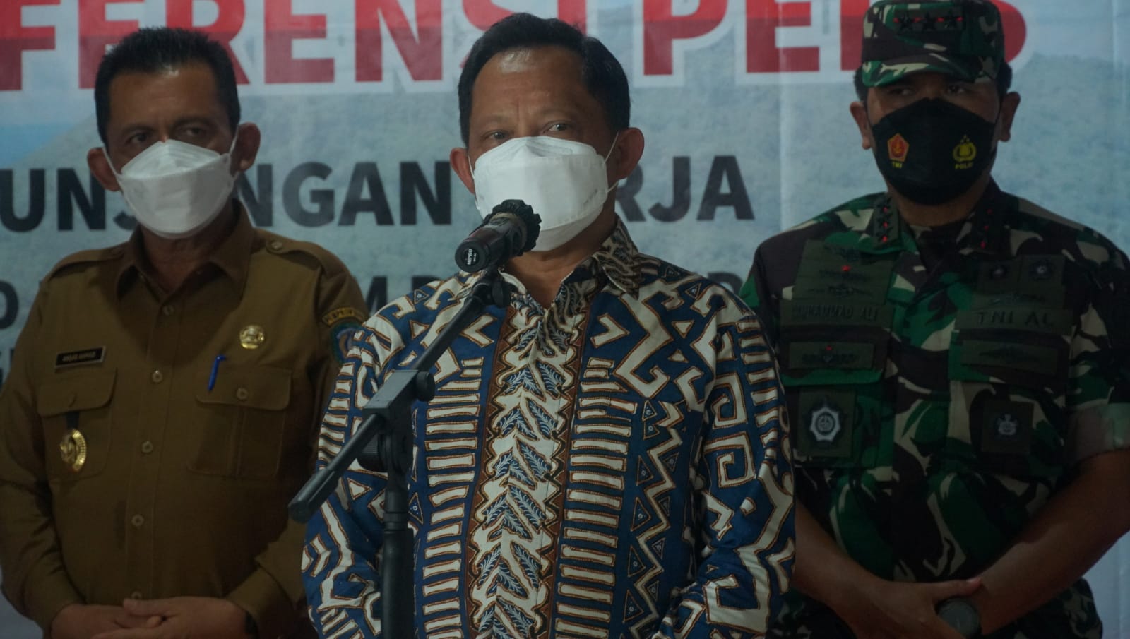 You are currently viewing Bupati Natuna sampaikan Usulan pembangunan Wilayah Perbatasan dalam Kunjungan Kerja Mendagri dan Menpolhukam.