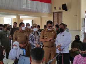 Read more about the article Menko Mahfud dan Menteri Tito Tinjau Vaksinasi Usia Pelajar di Natuna