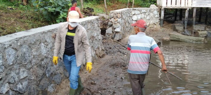 You are currently viewing Lewat Gotong Royong, Wabup Natuna Resmikan Sekretariat Kelompok Nelayan Pulau Sambok Sebala