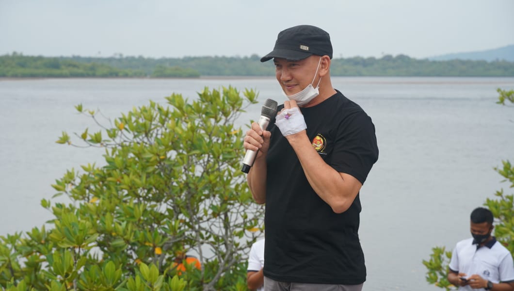 You are currently viewing Sambut HUT Ke-50 BASARNAS Natuna Lakukan Aksi Penanaman Mangrove