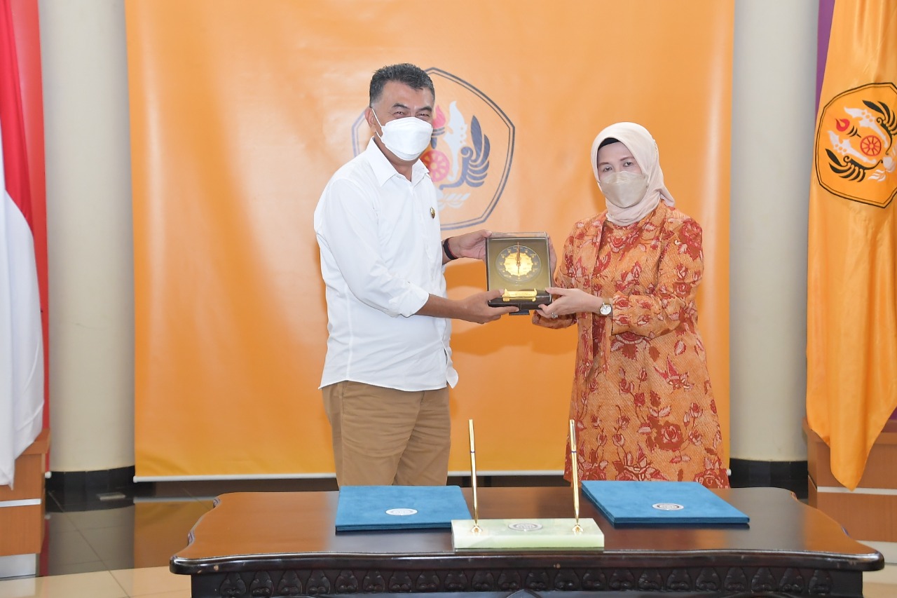 You are currently viewing Bupati Natuna tandatangani MoU dengan Pusat Riset Inovasi Sumberdaya Universitas Padjadjaran.