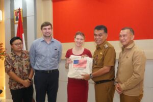Read more about the article Bupati Natuna Sambut Staf Ahli Kedutaan Besar Amerika Serikat Bagian Ekonomi