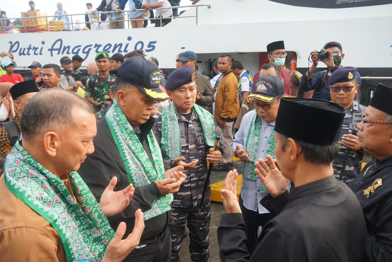 You are currently viewing Bupati Natuna dan Rombongan Khafilah Natuna Tiba Di Kabupaten Kepulauan Anambas Menuju MTQ IX Kepri.