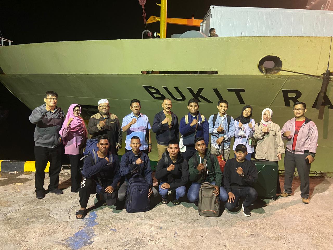 You are currently viewing Rodhial Huda Lepas Mahasiswa Natuna yang Akan Kuliah Pem Akamigas