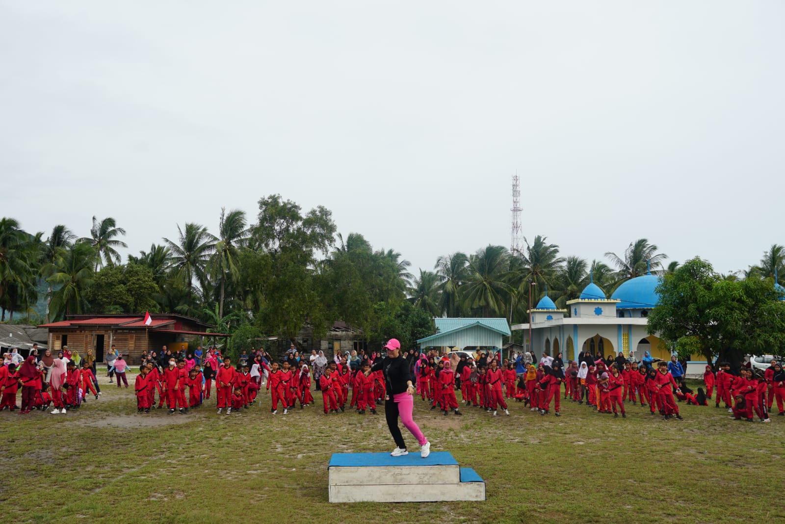 You are currently viewing Senam Bersama Masyarakat Dalam Rangka Natuna Melawan Hoak.
