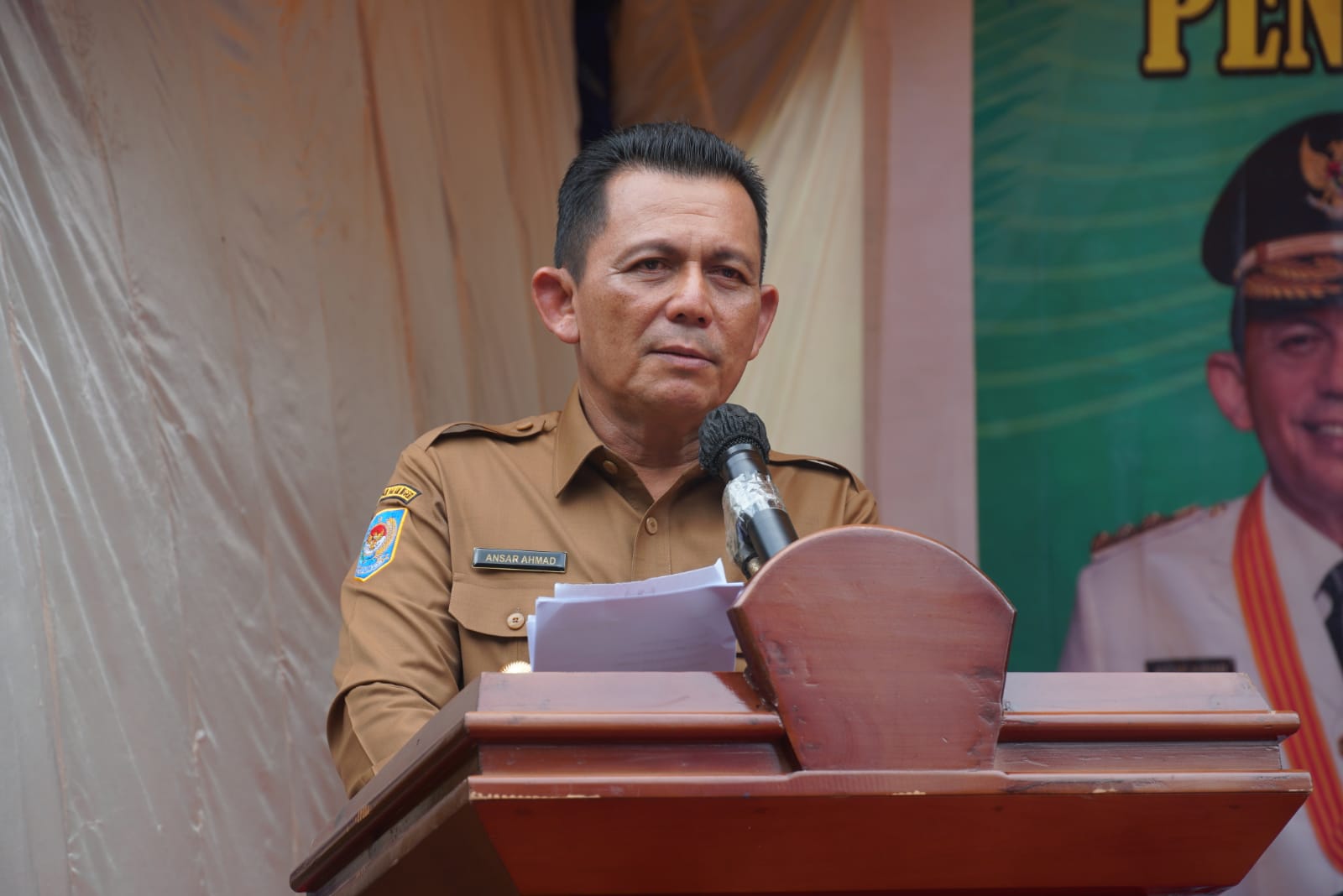 You are currently viewing Gubernur Ansar Serahkan Bantuan Pertanian Kepada Kelompok Tani.