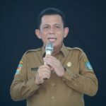 Gubernur Kepri Serahkan KTP Elektronik Siswa Pemula Usia 17 Tahun secara Simbolis.