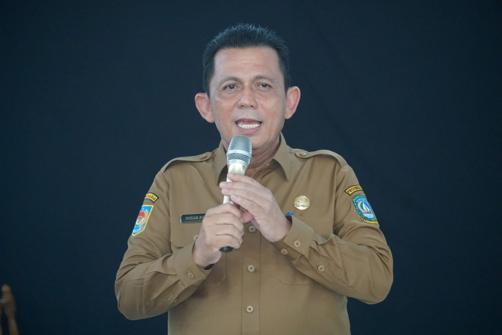 You are currently viewing Gubernur Kepri Serahkan KTP Elektronik Siswa Pemula Usia 17 Tahun secara Simbolis.