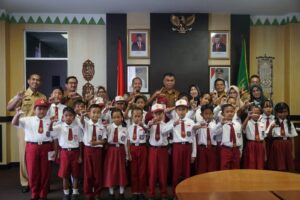 Read more about the article Bupati Natuna Gelar Audiensi Bersama Siswa SD 004 Pian Tengah dalam Lomba Menulis Surat Untuk Bupati.