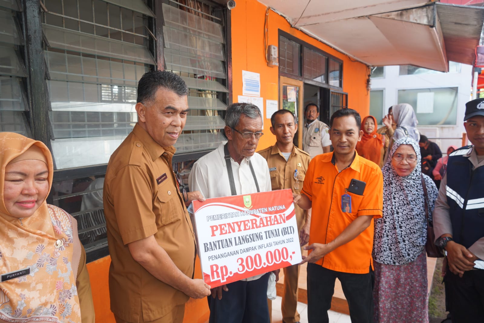 You are currently viewing Bupati Natuna Serahkan Bantuan Langsung Tunai Kepada Masyarakat Natuna