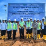 Bupati Natuna Tutup Alur Sungai dan Isi Awal Embung Air Baku Sebayar.