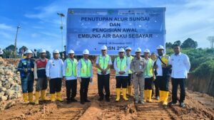 Read more about the article Bupati Natuna Tutup Alur Sungai dan Isi Awal Embung Air Baku Sebayar.