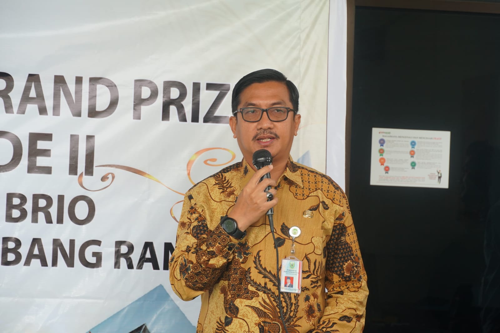 You are currently viewing Sekda Natuna Serahkan Hadiah Grand Prize Bedelau Periode II PT Bank Riau Kepri Syariah Ranai.