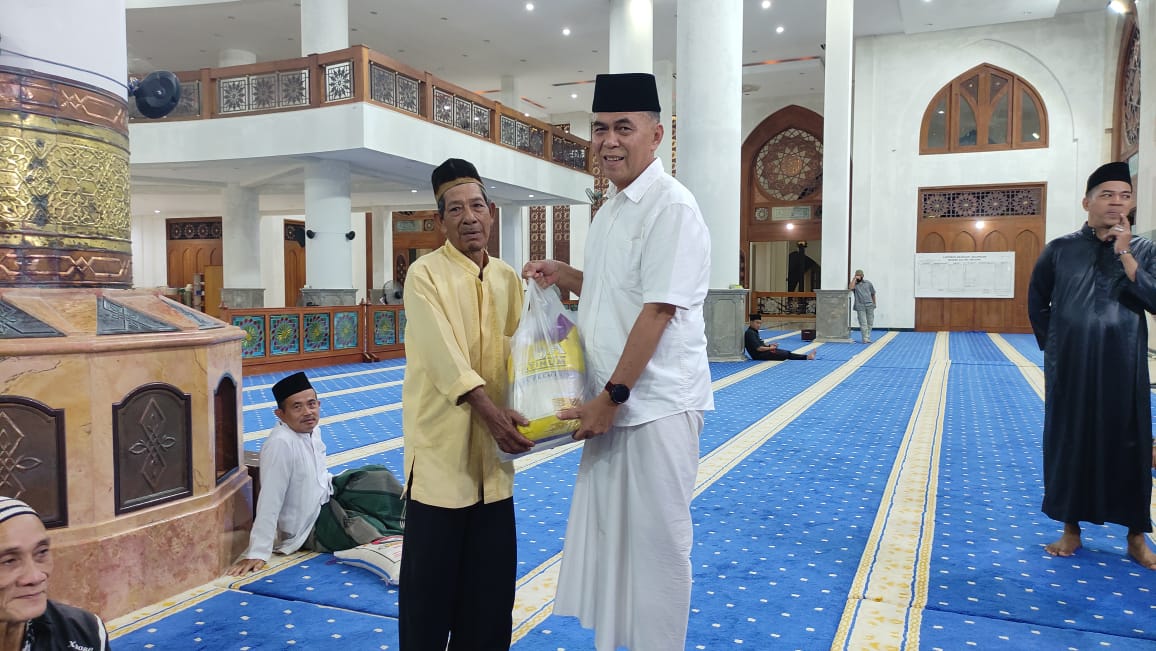 You are currently viewing Pemerintah Kabupaten Natuna Serahkan Bantuan Beras Setiap Malam Jumat Melalui Program ASN Natuna Berbagi.