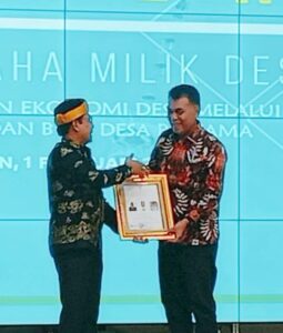 Read more about the article Bupati Natuna Raih Penghargaan Lencana Bakti Desa Pertama Dari Kementerian PDTT RI