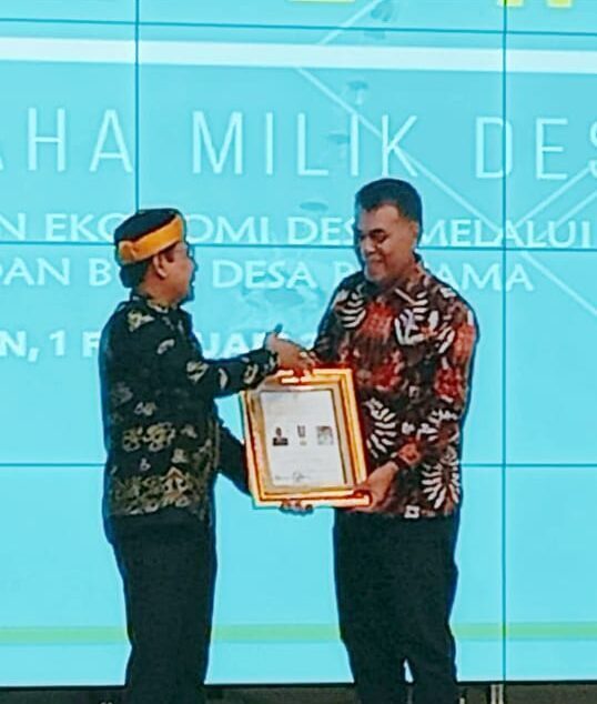 You are currently viewing Bupati Natuna Raih Penghargaan Lencana Bakti Desa Pertama Dari Kementerian PDTT RI