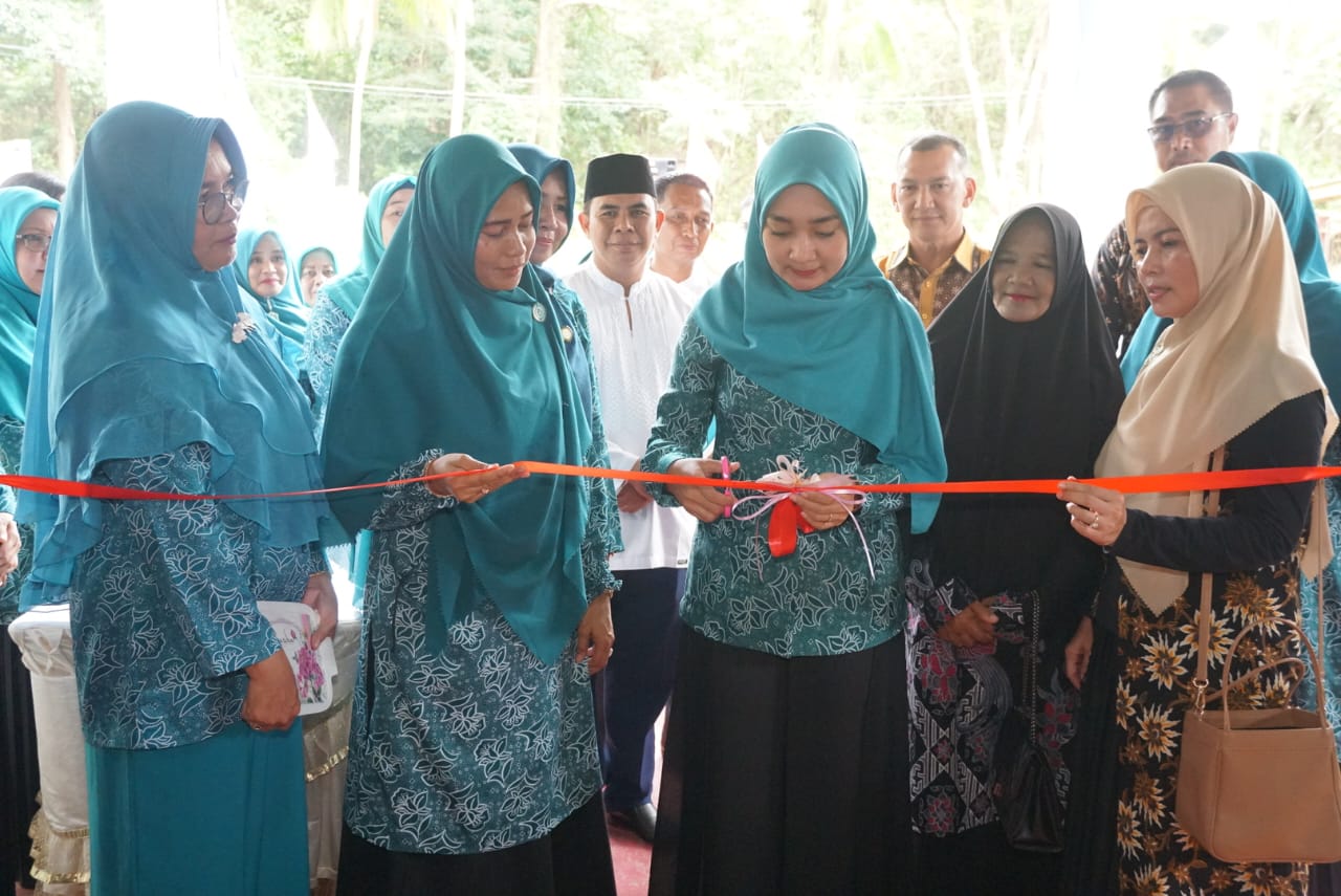 You are currently viewing Ketua PKK Kabupaten Natuna Resmikan Gerai PKK Kecamatan Serasan