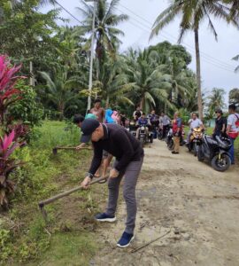 Read more about the article Wakil Bupati Natuna Laksanakan Gotong Royong Bersama Masyarakat Desa Payak