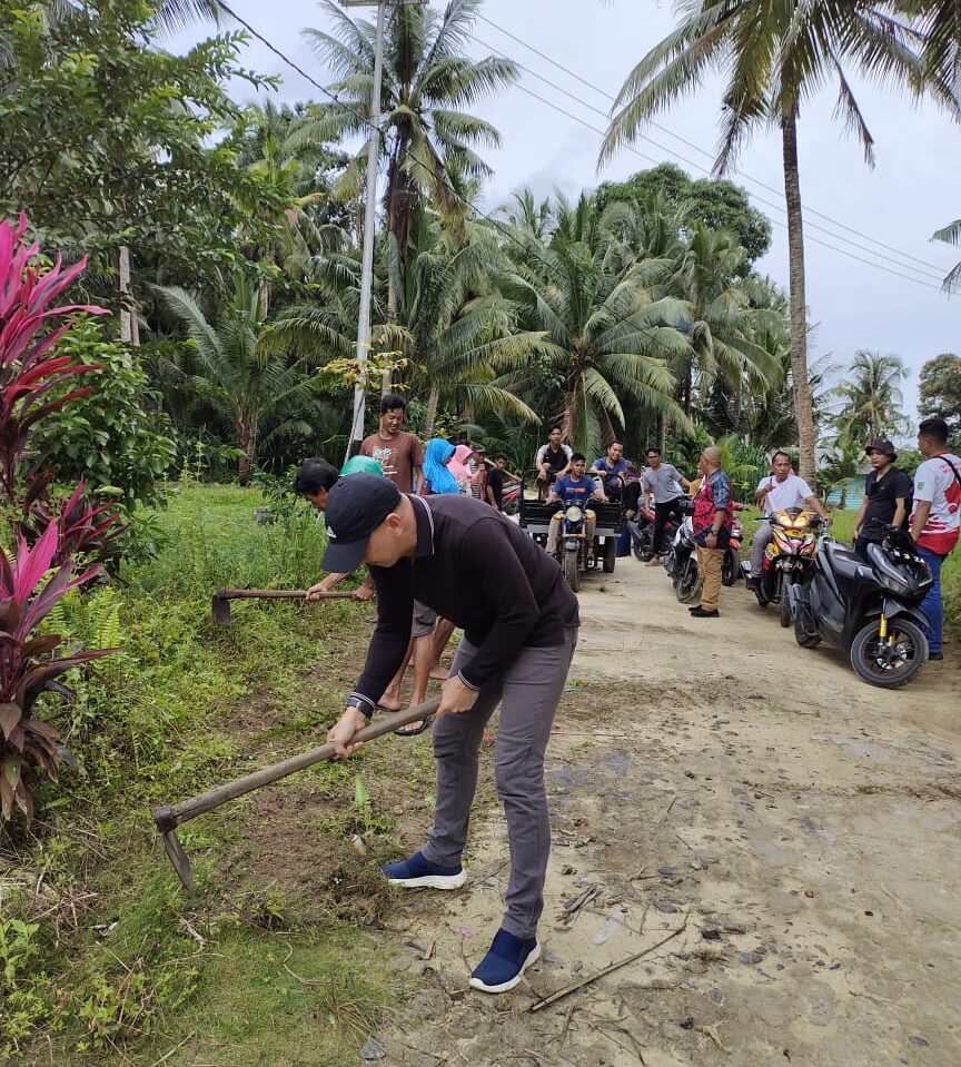 You are currently viewing Wakil Bupati Natuna Laksanakan Gotong Royong Bersama Masyarakat Desa Payak