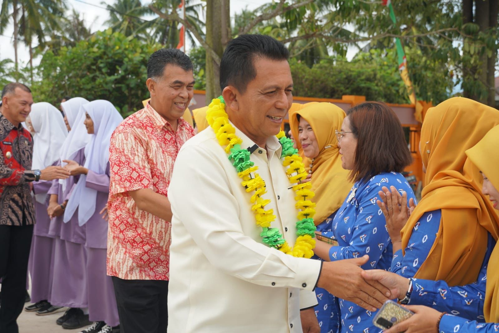 You are currently viewing Suasana Ceria sambut kunjungan Gubernur Anshar di SMAN 2 Bunguran Timur