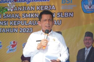 Read more about the article Sambangi SMAN 1 Bunguran Barat, Gubernur Dan Wakil Bupati Natuna Tandatangani SPK PTK Non ASN Tahun 2023