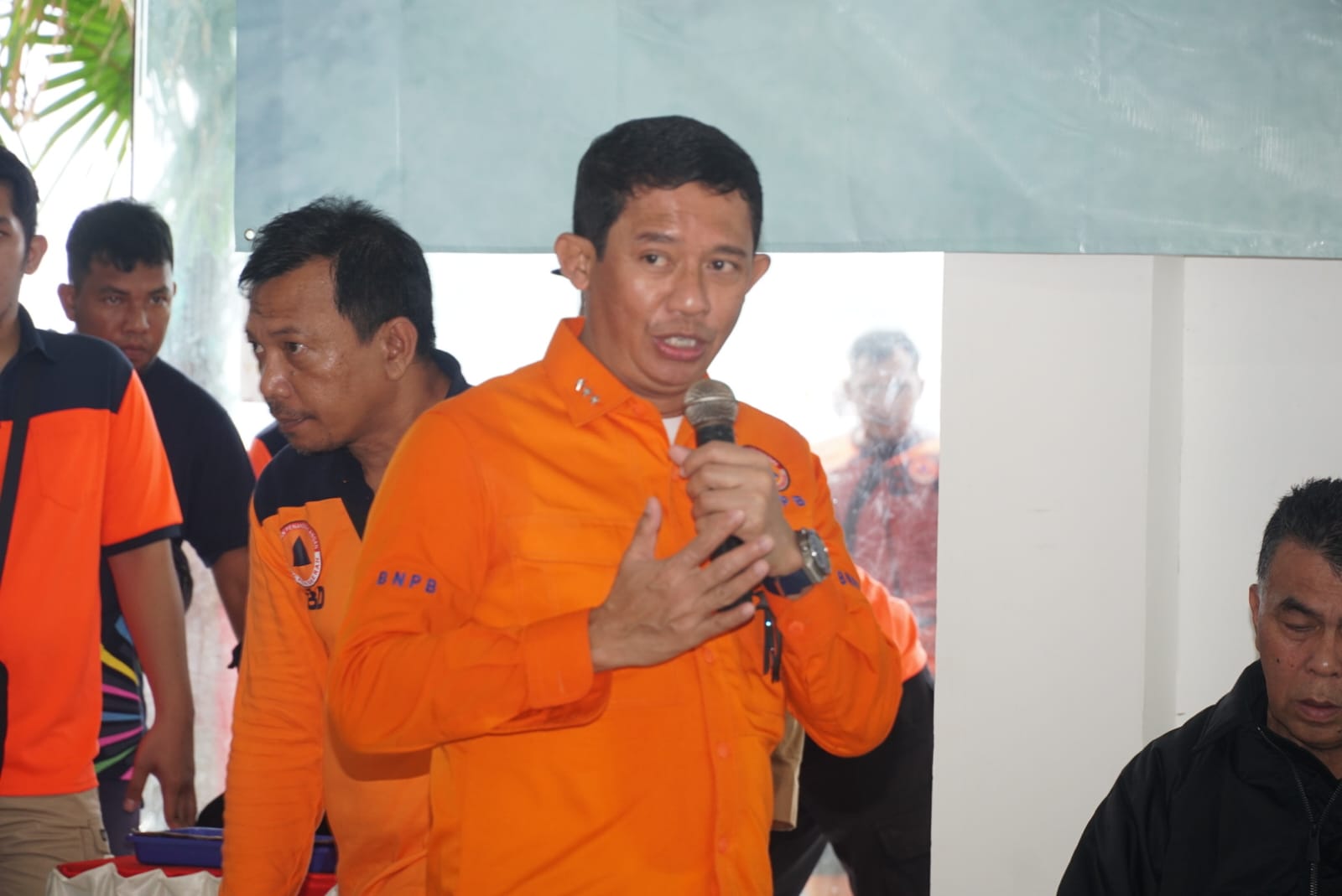 You are currently viewing Tinjau Langsung Bencana Pulau Serasan, Kepala BNPB RI  Himbau Maksimalkan Teknologi Modifikasi Cuaca Untuk Mencari Korban Yang Belum Di Temukan