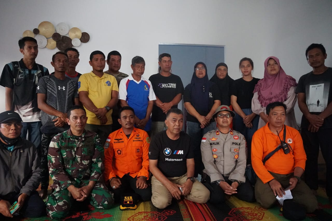 You are currently viewing Memasuki Hari pencarian terakhir, Bupati Natuna Sambangi Keluarga Korban Yang Belum Ditemukan