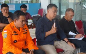 Read more about the article Resmi Tutup Masa Pencarian Korban, Bupati Natuna Dan Tim Gabungan Ziarah Makam Korban Yang Meninggal