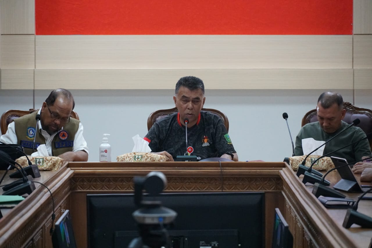 You are currently viewing Bupati Natuna Pimpin Rapat Khusus Pengkajian Pasca Bencana (JITUPASNA) Longsor Serasan