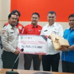 Bupati Natuna Terima Langsung Penyerahan Bantuan Dana  Donasi Bencana Serasan Posko Bersama Sebesar Rp 340.763.000