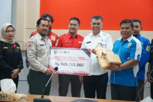 Read more about the article Bupati Natuna Terima Langsung Penyerahan Bantuan Dana  Donasi Bencana Serasan Posko Bersama Sebesar Rp 340.763.000