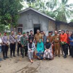 Bupati Natuna Laksanakan Gotong Royong Perbaikan Rumah Warga Ceruk Yang tertimpa Pohon