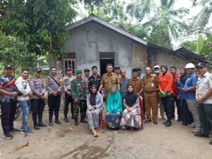 Read more about the article Bupati Natuna Laksanakan Gotong Royong Perbaikan Rumah Warga Ceruk Yang tertimpa Pohon