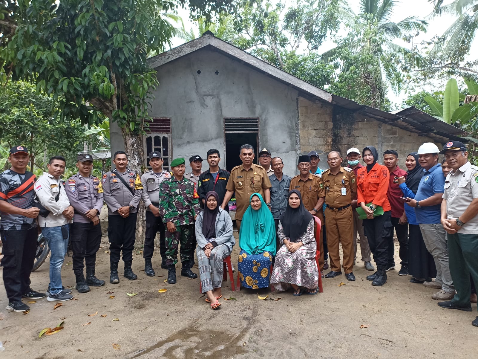 You are currently viewing Bupati Natuna Laksanakan Gotong Royong Perbaikan Rumah Warga Ceruk Yang tertimpa Pohon