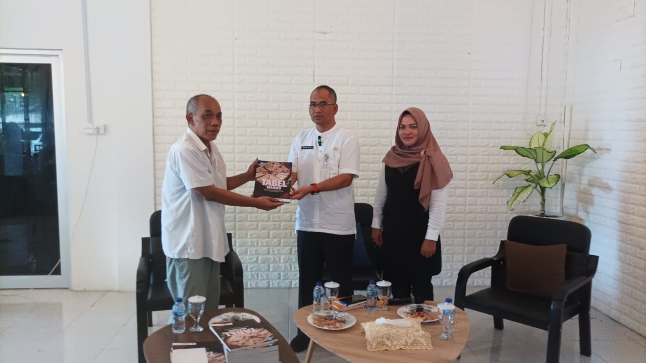 You are currently viewing Plh Sekda Natuna Buka Diskusi Bedah Buku Tabel Mando Natuna