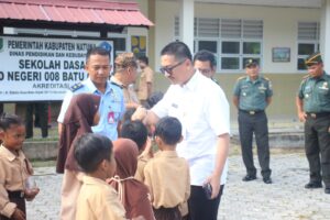 Read more about the article Sekda Natuna Bagikan Sarapan Merah Putih ‘Merawat Solidaritas Menjaga Soliditas Bangsa