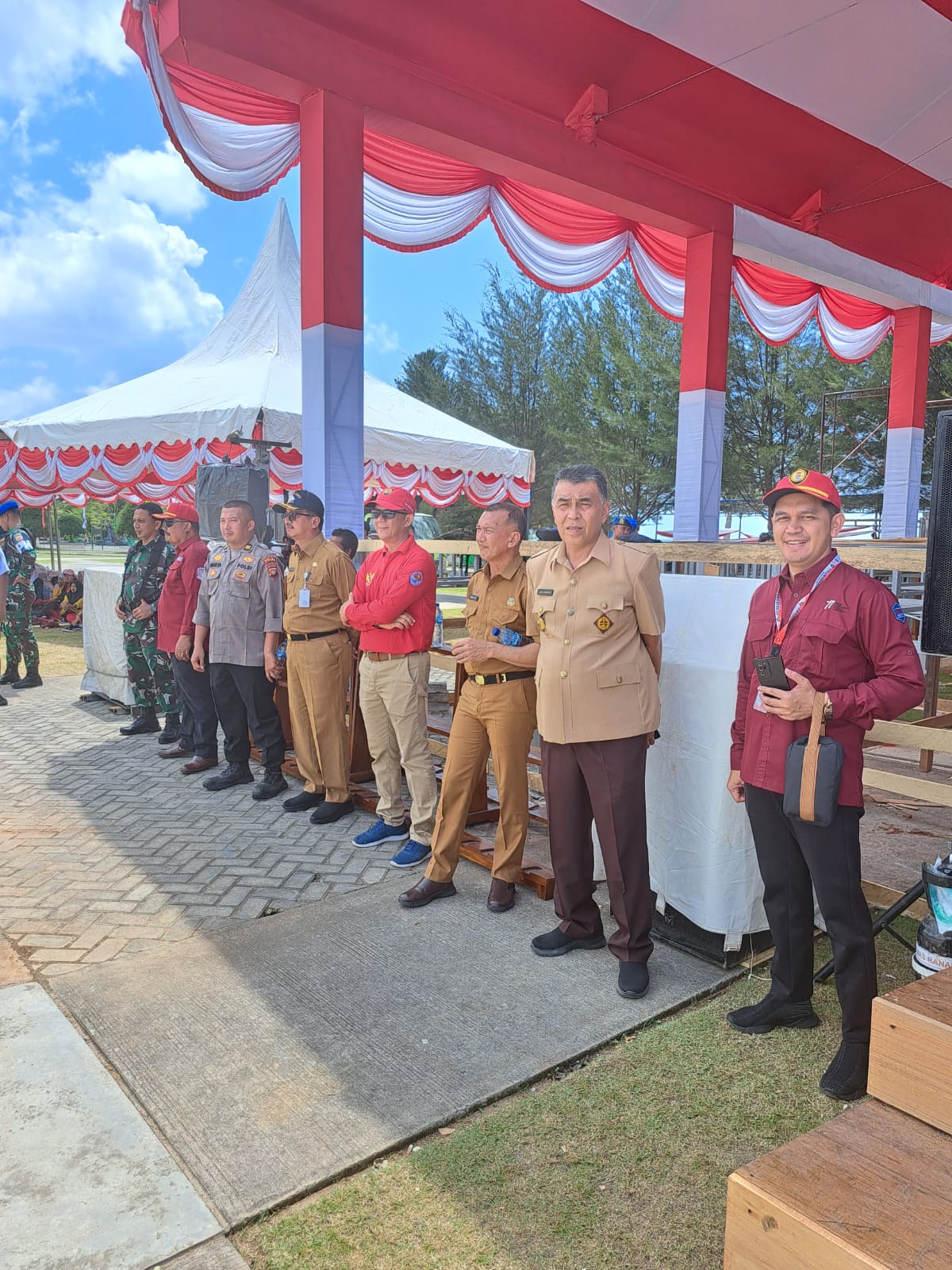 You are currently viewing Bupati Tinjau Gladi Kotor Persiapan Upacara HUT RI Ke-78