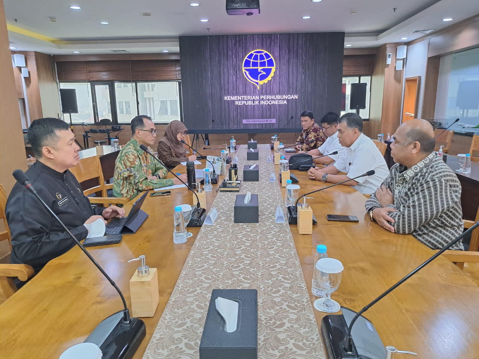 You are currently viewing Sambangi Menteri Perhubungan, Bupati Natuna : Maksimalkan Akses Transportasi Laut dan Udara Dalam Memperkuat Ekonomi Natuna
