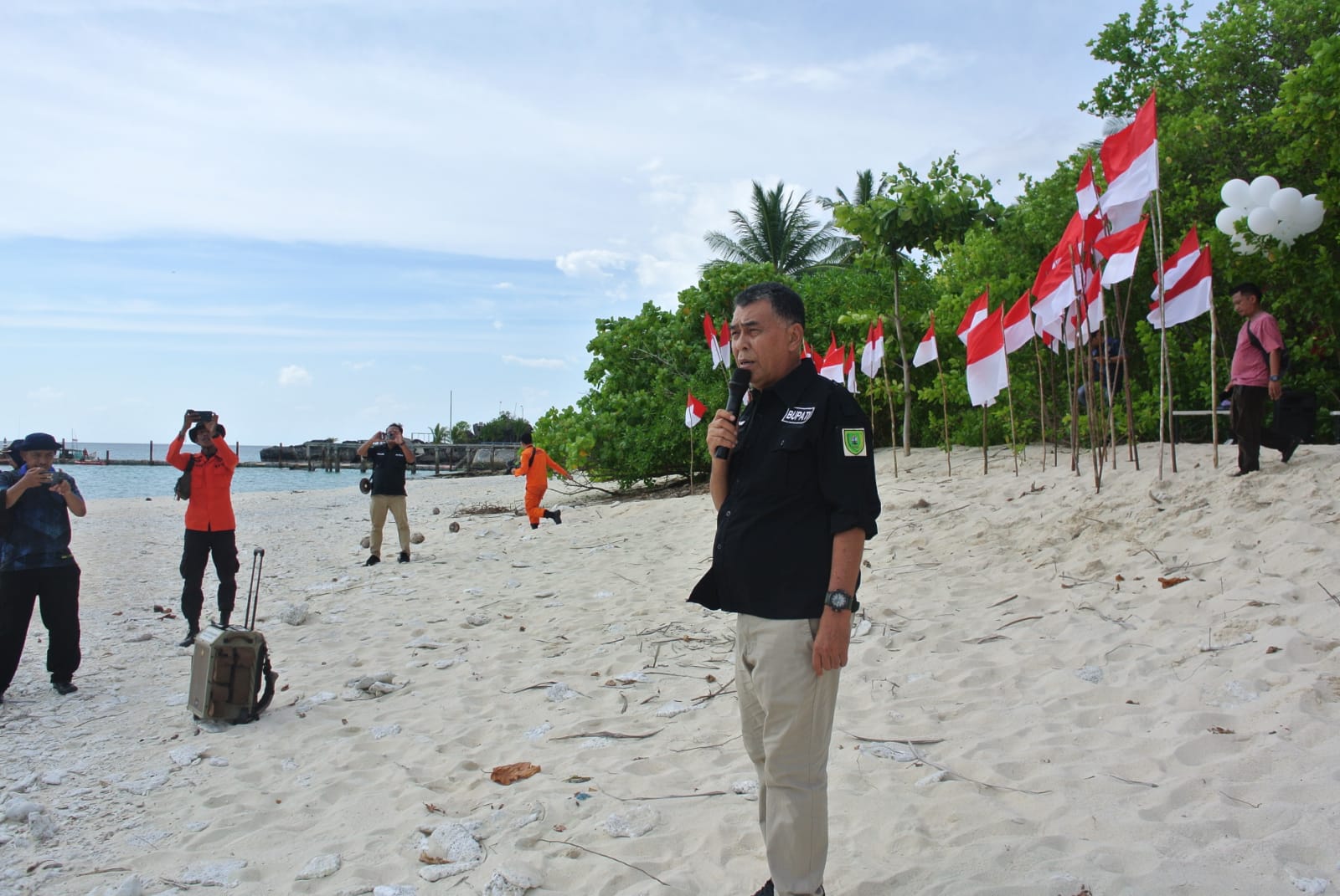You are currently viewing Bupati Natuna Pimpin Upacara Pengibaran Ratusan Bendera Merah Putih Di Pulau Senoa