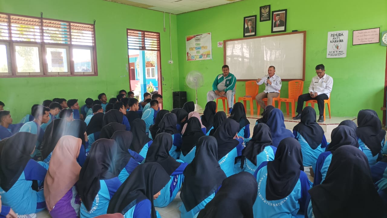 You are currently viewing Sambangi Sekolah Menengah Atas di Kecamatan Midai, Wakil Bupati Natuna Berikan Motivasi Siswa Dalam Menata Masa Depan