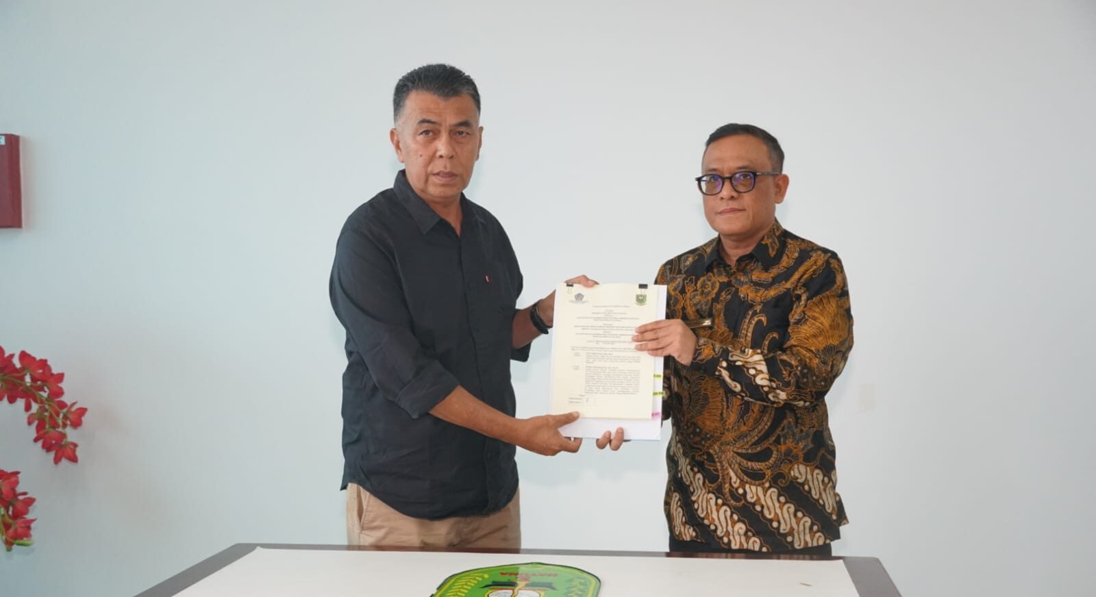 You are currently viewing Bupati Natuna Hadiri Penandatanganan Hibah tanah dengan KPU Dan Kepala Kanwil DJPB Kepri