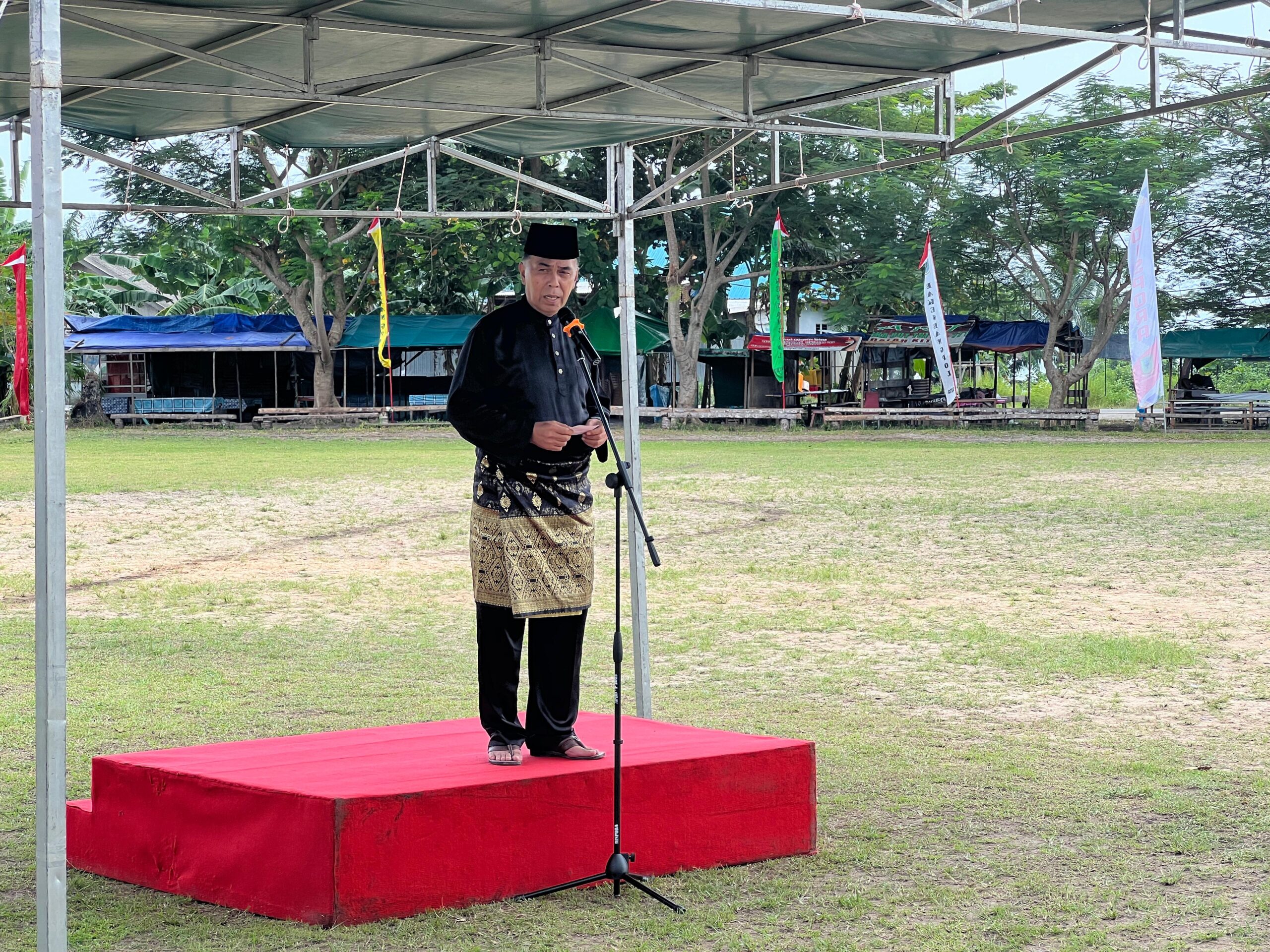 You are currently viewing Bupati Natuna Letakkan Batu Pertama Pembangunan Tribun Lapangan Bola Kaki Sri Srindit