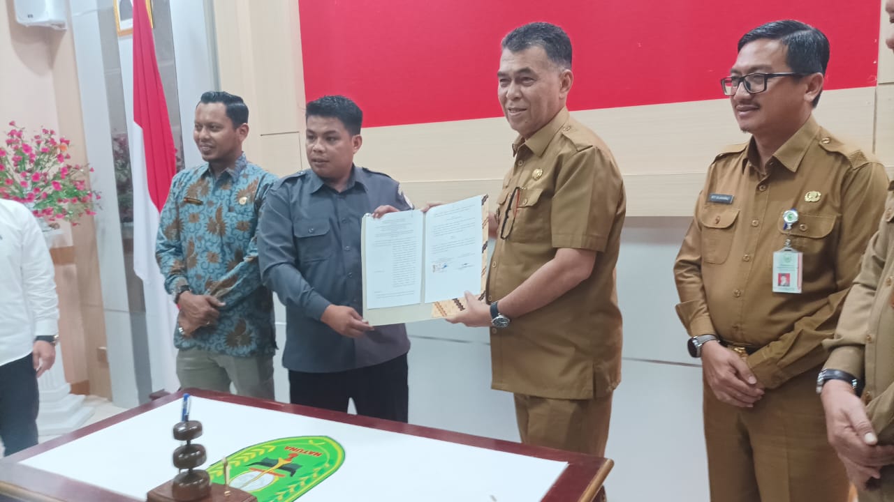 You are currently viewing Tandatangani NPHD Bersama KPU dan Bawaslu Kabupaten Natuna, Bupati Natuna : Semoga Pemilu 2024 Berjalan Dengan Lancar dan Aman