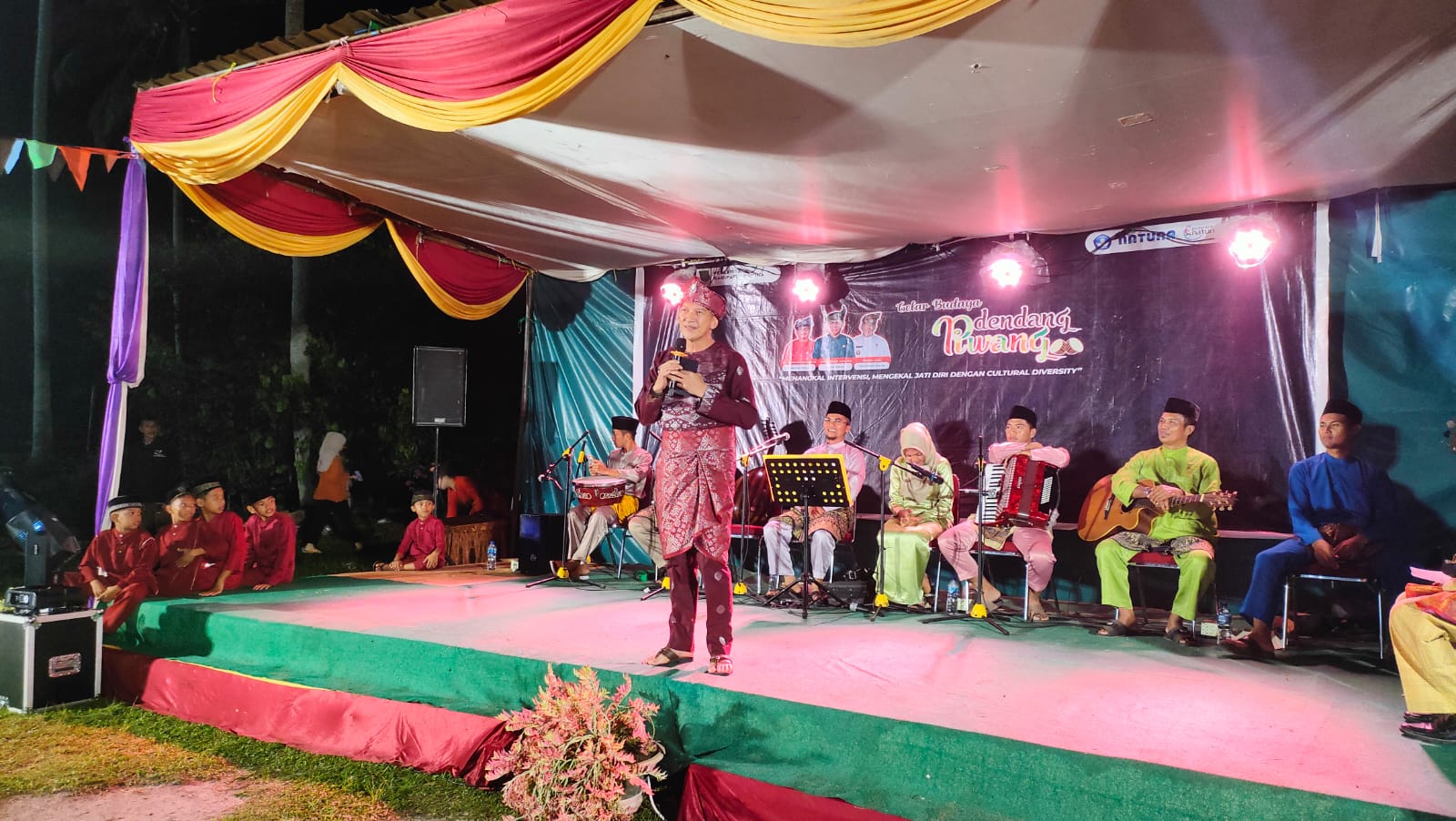 You are currently viewing Wakil Bupati Rodhial Kembali Berdendang Piwang Di Sungai Ulu