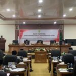 Bupati Natuna Hadiri Rapat Paripurna Dengan Agenda Penyampaian Pendapat Akhir Fraksi DPRD Natuna Terhadap Rancangan Perda APBD Tahun 2024