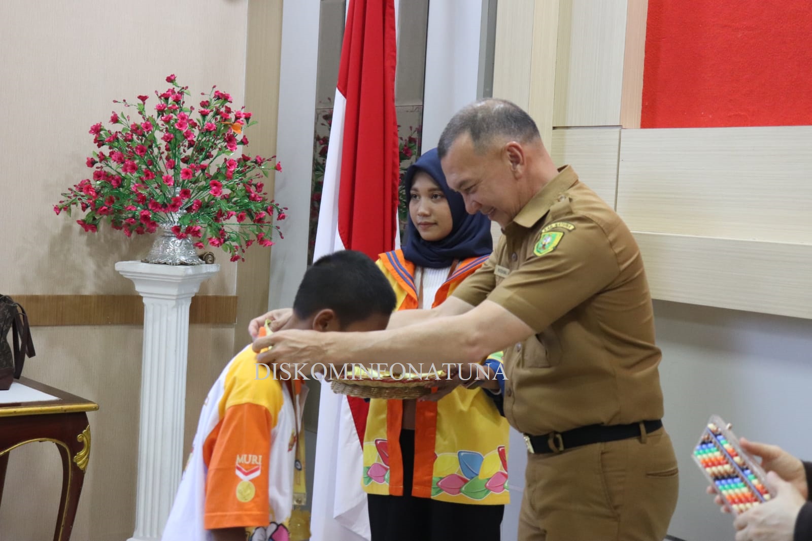 You are currently viewing Pemda Natuna Serahkan Penghargaan Kepada Peserta Kompetisi Sempoa Tingkat Nasional