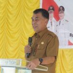 Sambangi Kecamatan Bunguran Tengah, Bupati Natuna Serahkan Sertifikat Tanah PTSL TA 2023