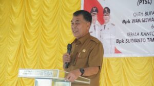 Read more about the article Sambangi Kecamatan Bunguran Tengah, Bupati Natuna Serahkan Sertifikat Tanah PTSL TA 2023