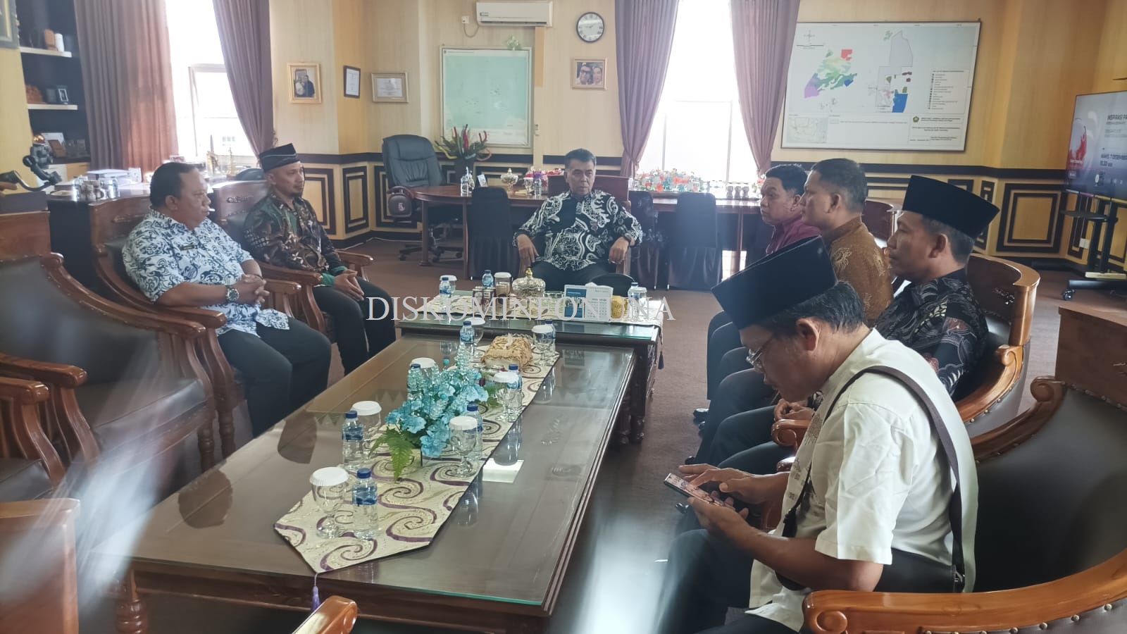 You are currently viewing Pemda Natuna Serahkan Bantuan Toga Untuk Wisuda Santri TPQ
