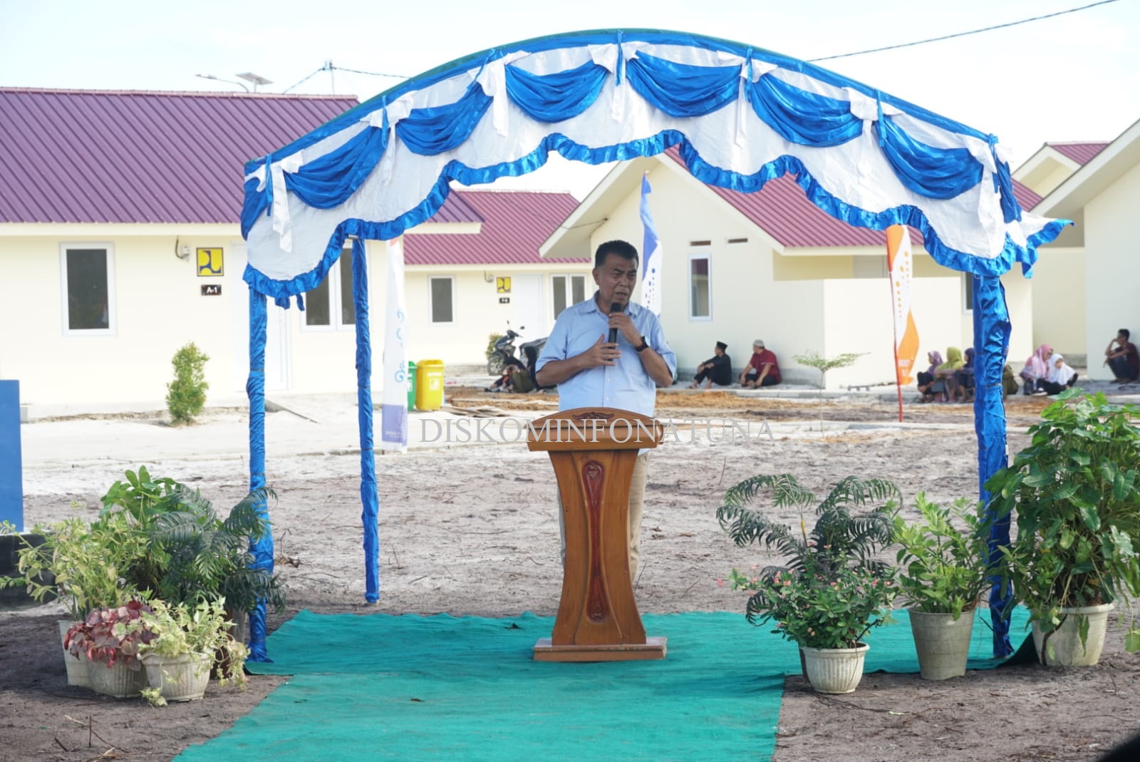 You are currently viewing Serahkan Bantuan Rumah Hunian Tetap Pasca Longsor Serasan Tahan I, Bupati Natuna : Mari Bangkit Bersama Pasca Bencana.